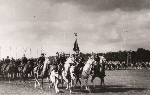  Defilada 5. Pułku Strzelców Konnych podczas święta jazdy na krakowskich Błoniach w 1933 roku